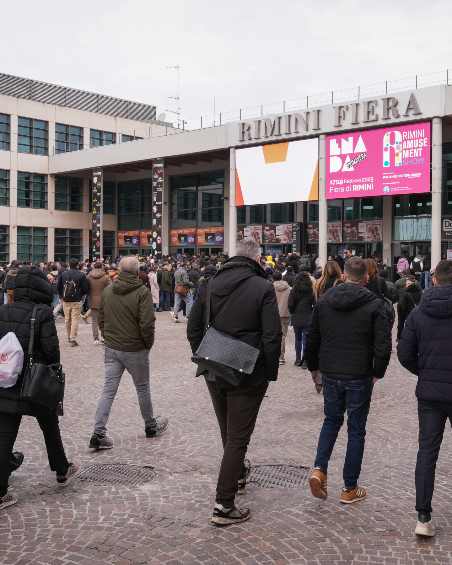 Afflusso di visitatori all’ingresso di Rimini Fiera durante Enada