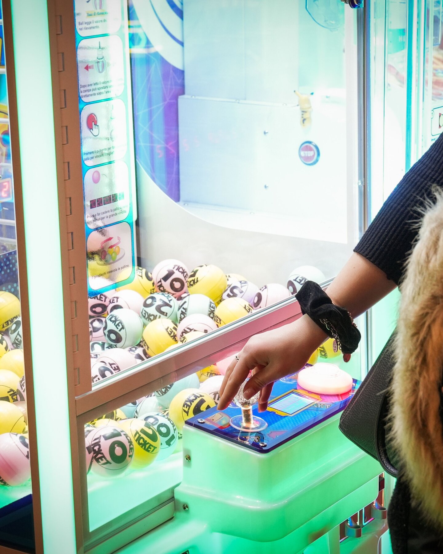 Persona utilizza una macchina ticket redemption con sfere premio