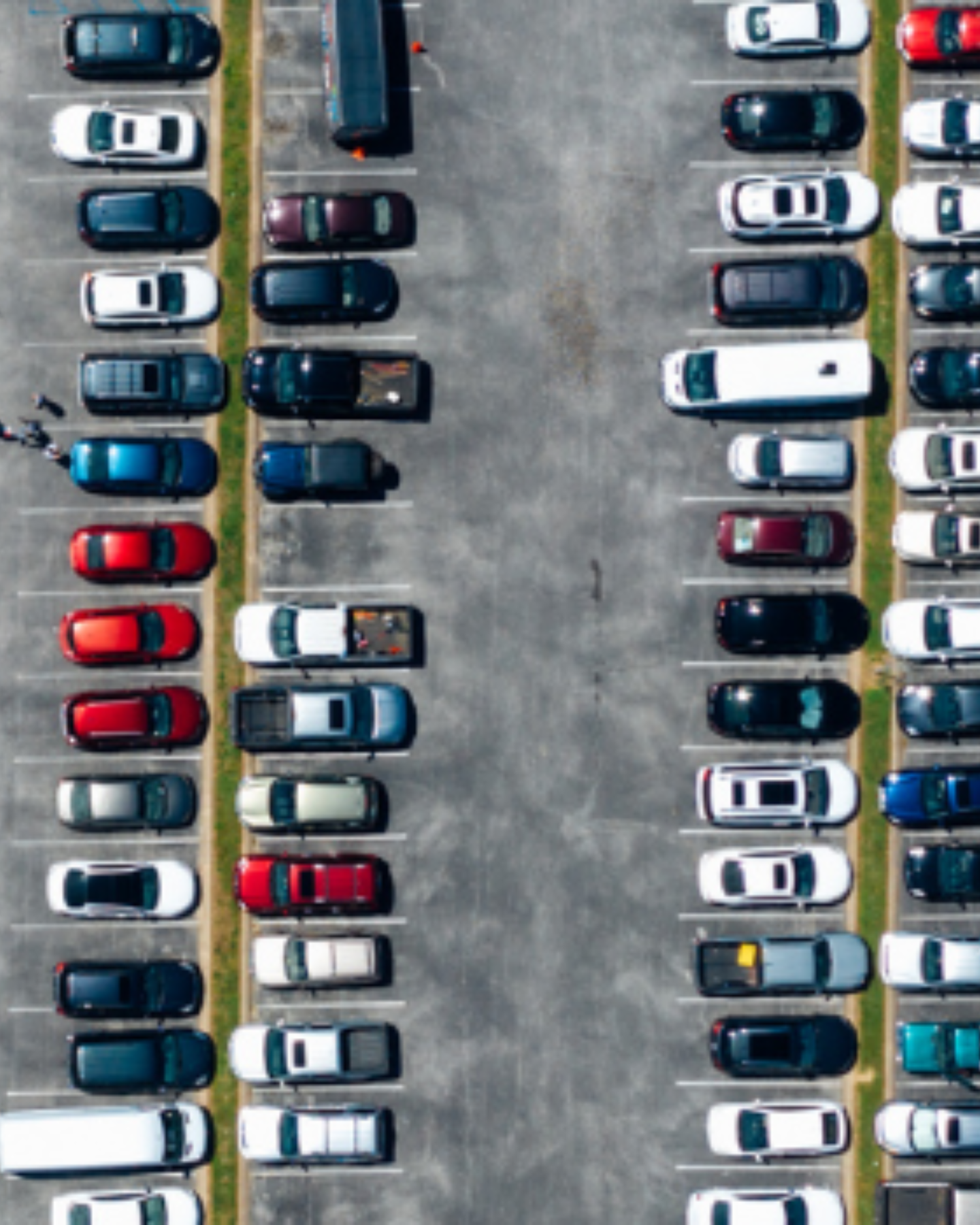 Vista dall’alto di un’area parcheggio con auto