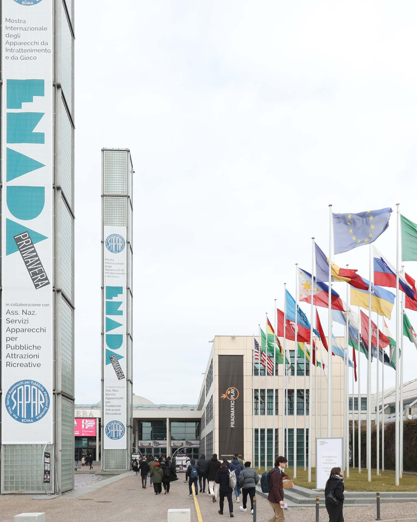 Viale d’ingresso di Rimini Fiera con bandiere internazionali