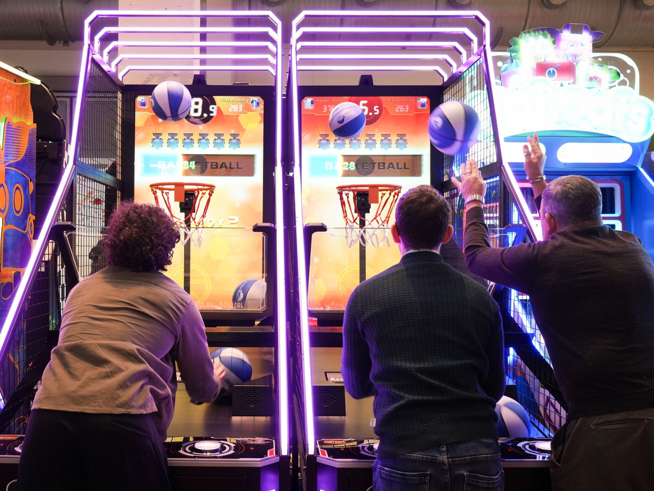 Persone giocano a basket a RAS durante Enada25