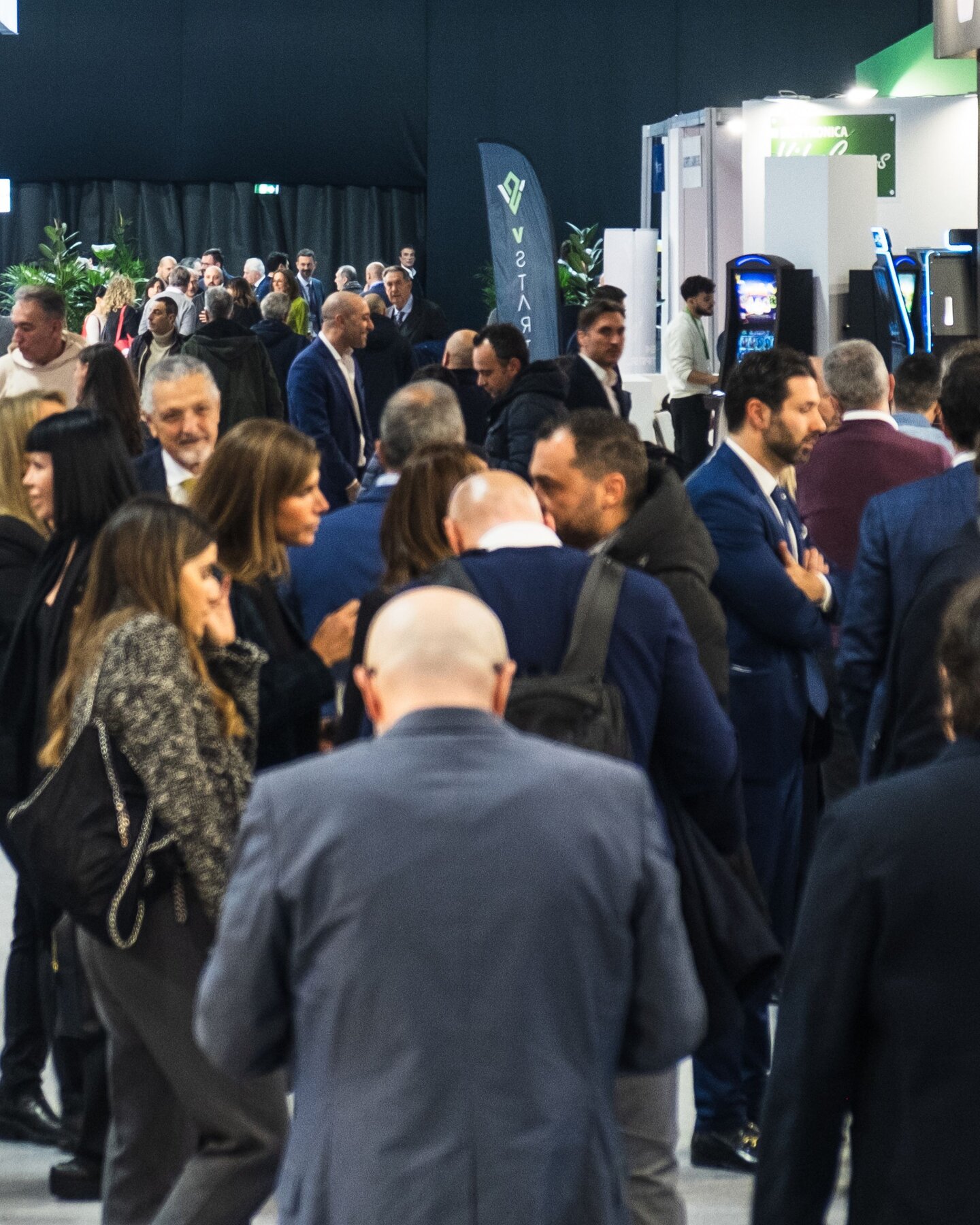 Visitatori e operatori del settore durante momenti di networking tra gli stand