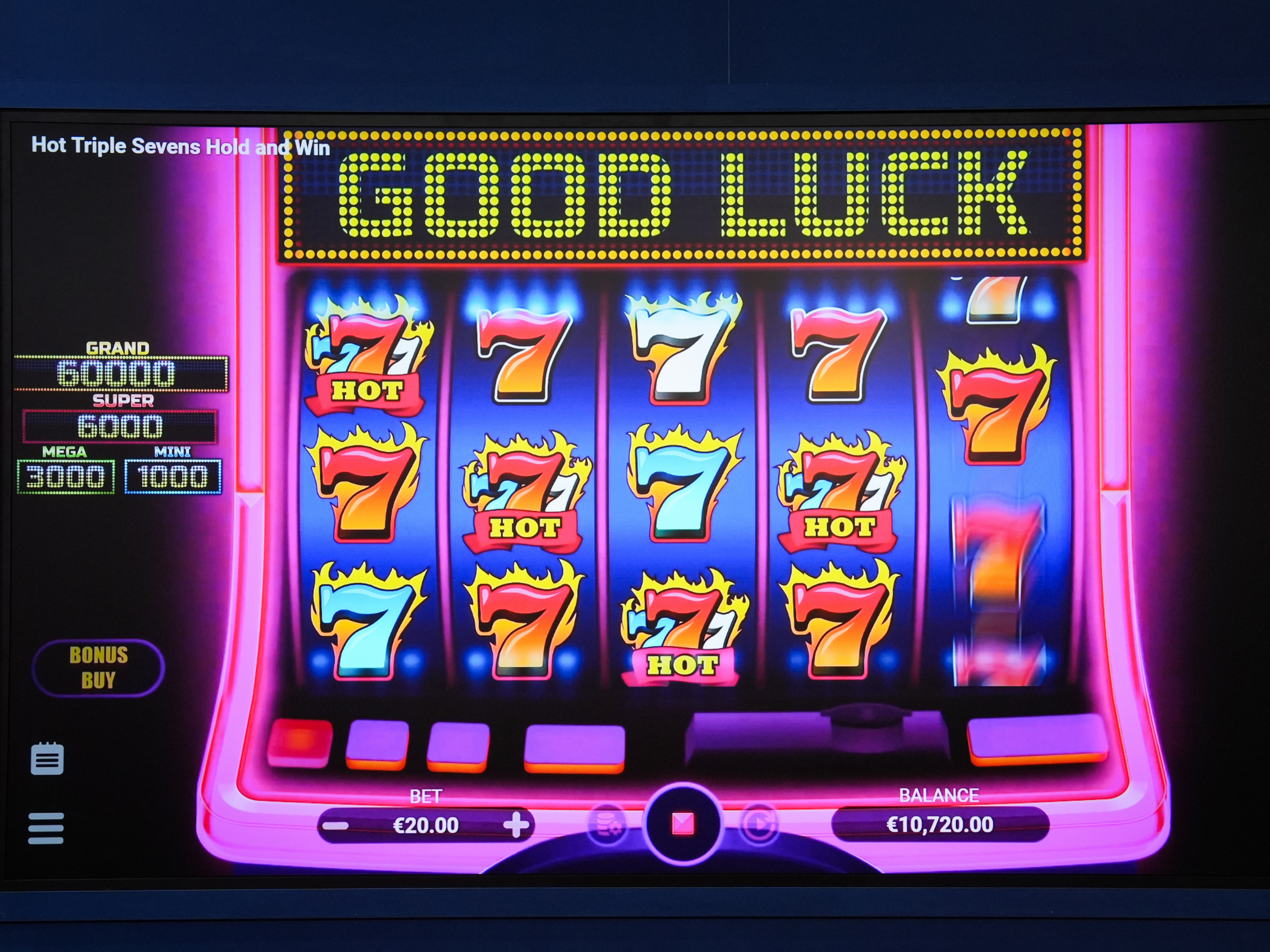 Schermo di una slot machine con rulli e simboli vincenti