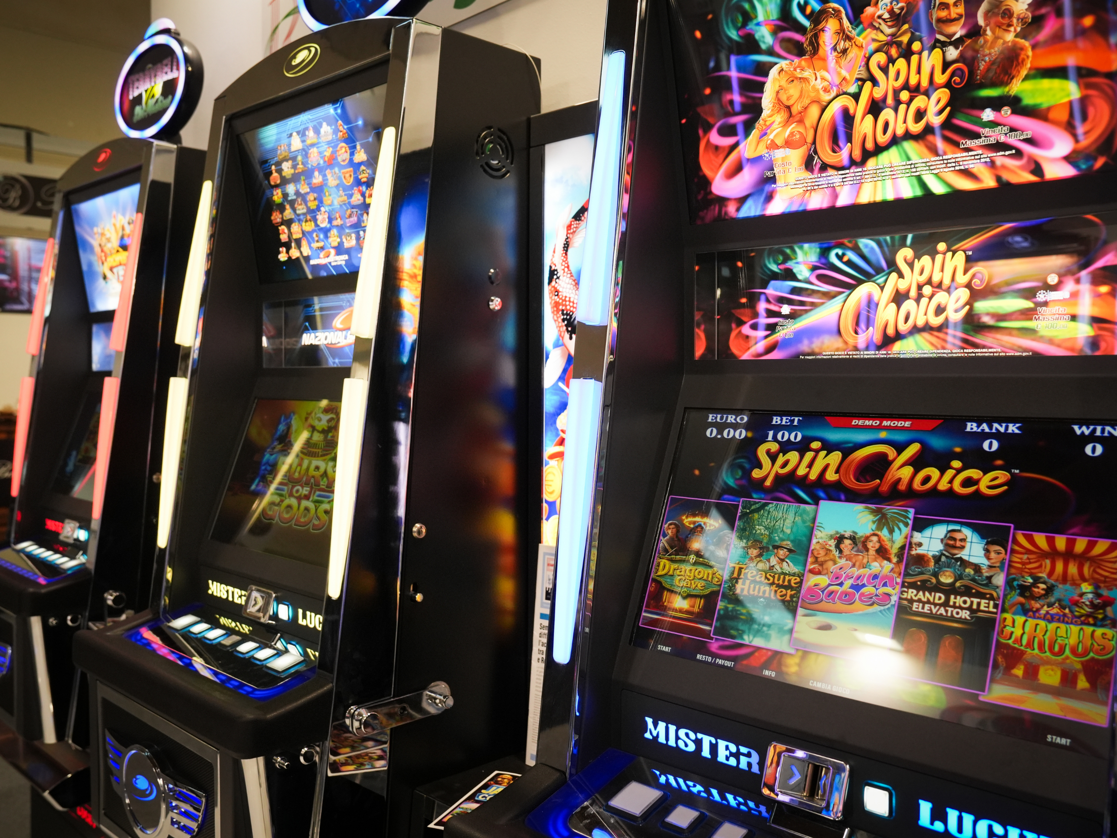 Fila di slot machine con soluzioni di land-based gaming esposte durante Enada