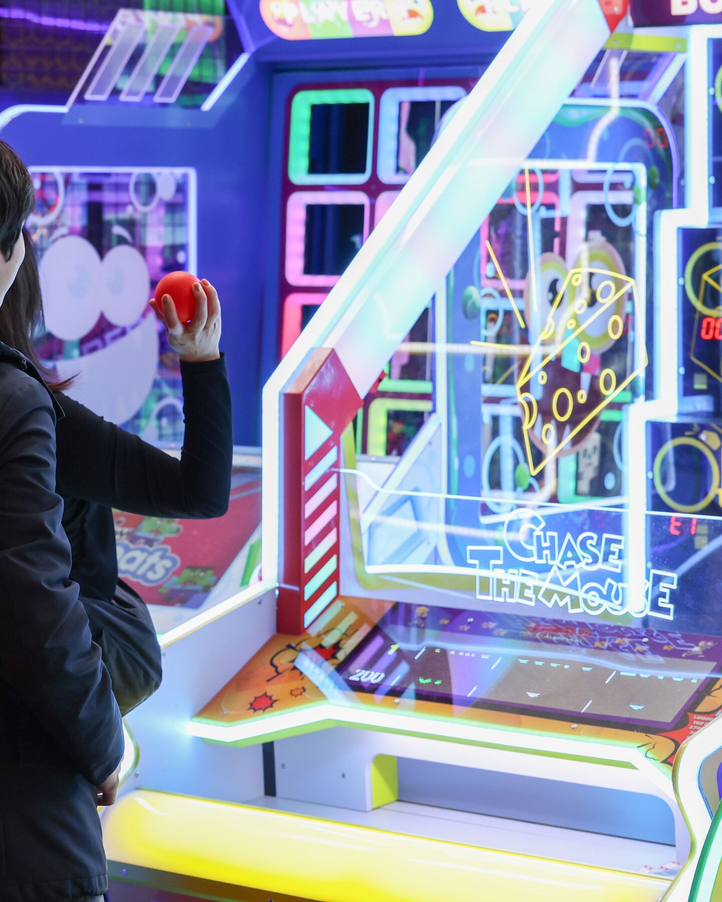 Persona gioca a un’attrazione interattiva a Enada